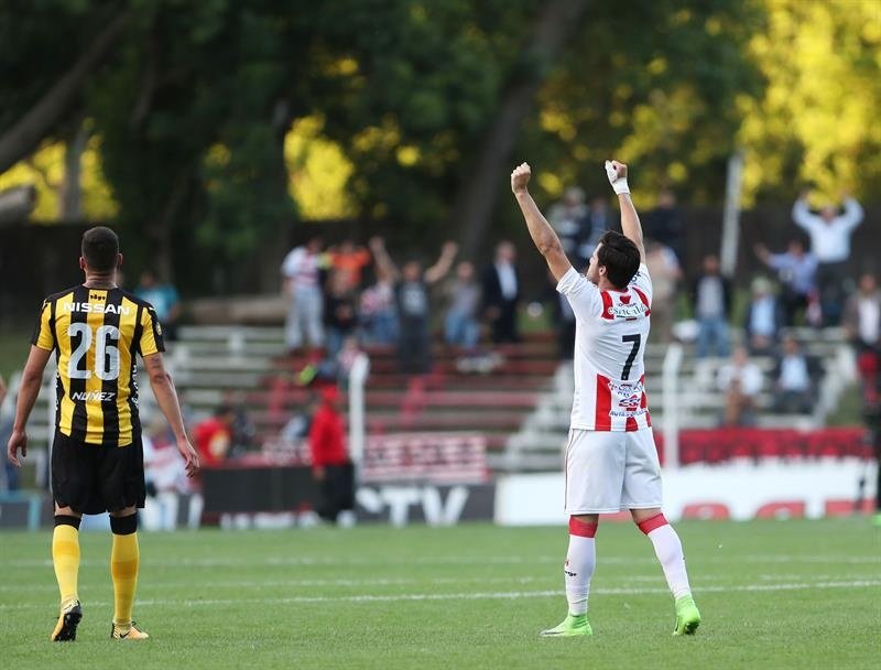 Peñarol cae ante River y no canta el alirón