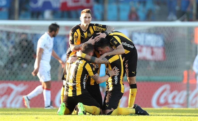 Defensor aprovecha el tropezón de Peñarol y se acerca al liderato