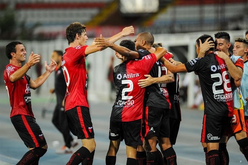 Colón pone pie y medio en la siguiente ronda