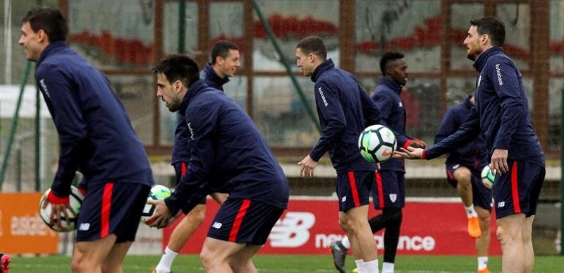 Aduriz no llega a tiempo ante el Levante y le suple Sabin