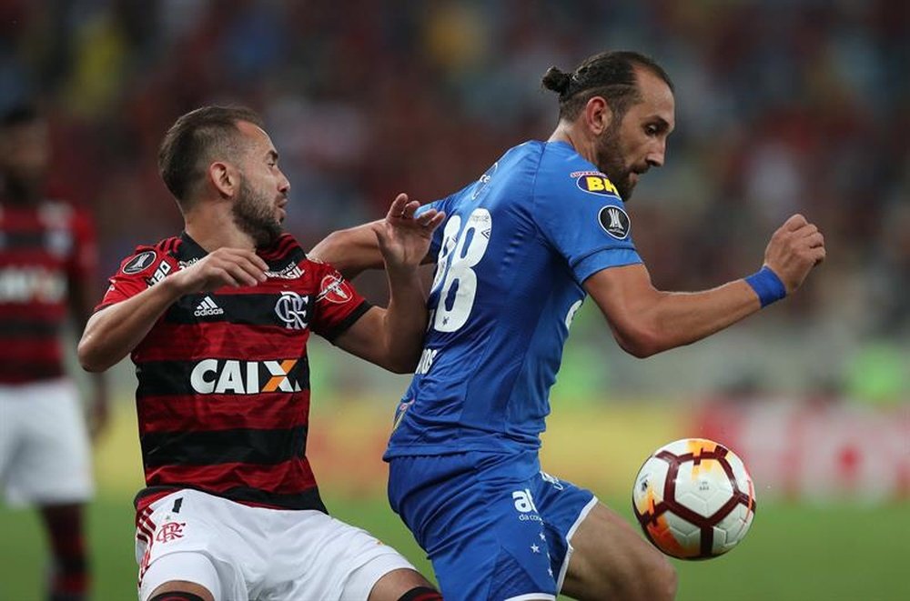 Cruzeiro se llevó una buena renta de la ida ante Flamengo (0-2). EFE