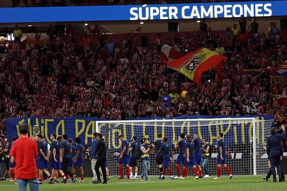 El Atlético ofreció la Supercopa de Europa a su afición. EFE