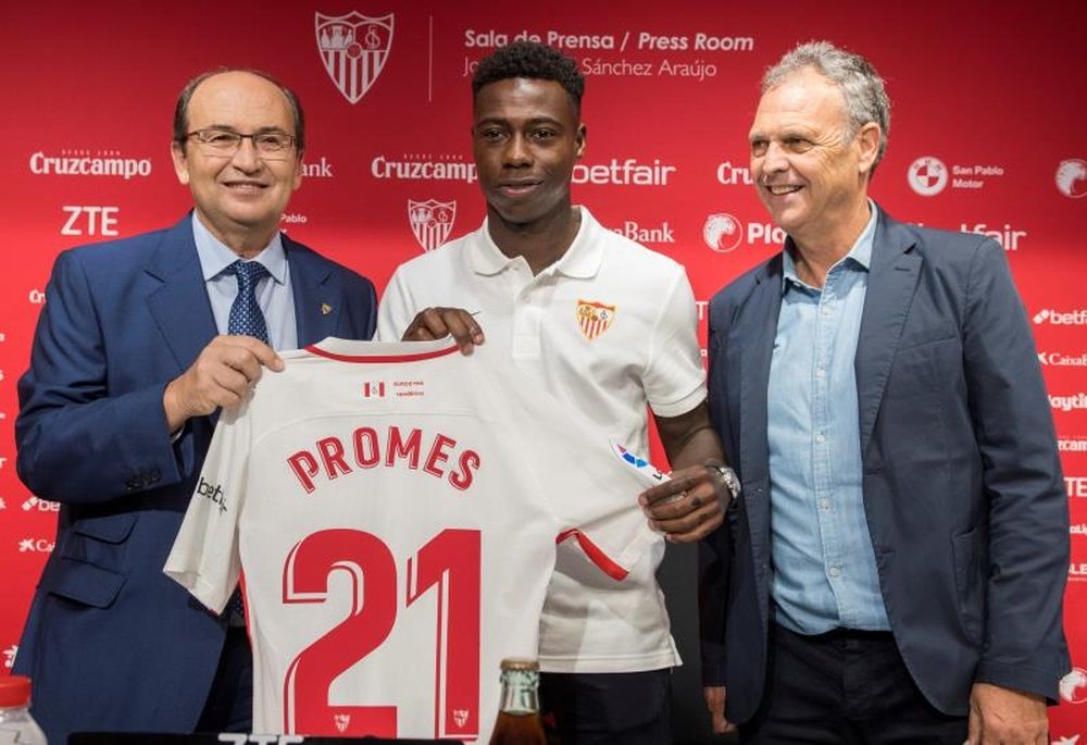 Promes fue presentado como nuevo jugador del Sevilla. EFE