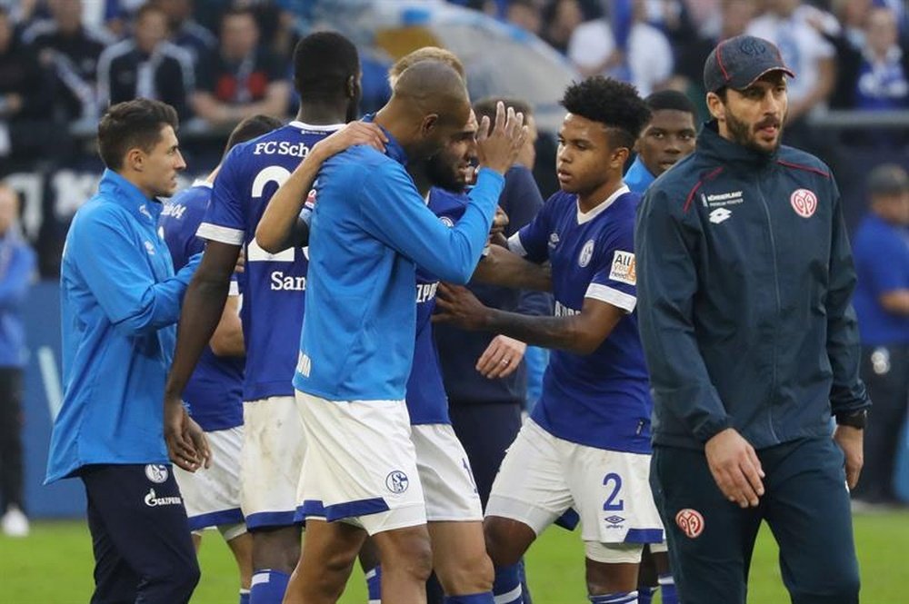 Los jugadores del Schalke celebran su triunfo ante el Maguncia. EFE/EPA