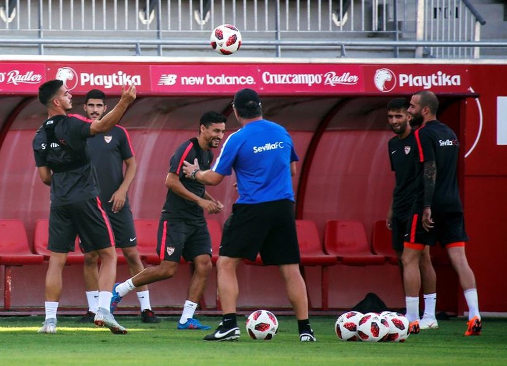 Gran ambiente en el Sevilla, que prepara la visita al Camp Nou. EFE