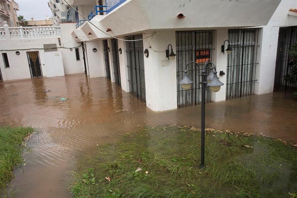 El fútbol en Valencia debe parar por la lluvia. EFE