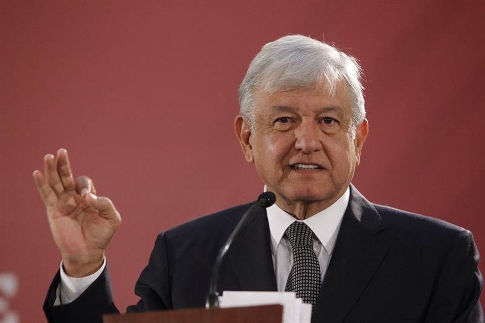 López Obrador felicitó al América y animó a Cruz Azul. EFE