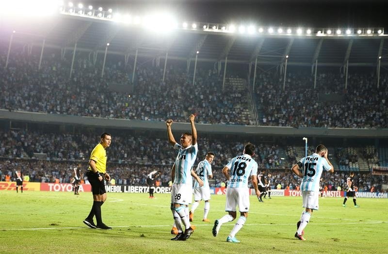 Racing se llevó el partido y el liderato. EFE