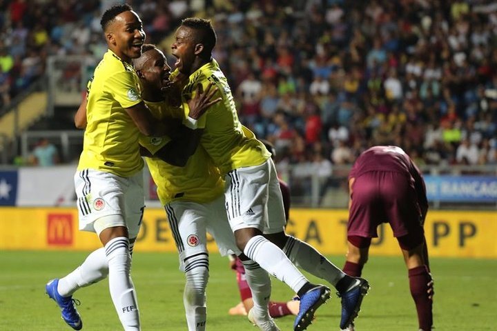 Colombia se reencuentra con el gol y se mete en la pelea