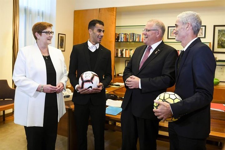 El primer ministro australiano recibió al futbolista bareiní