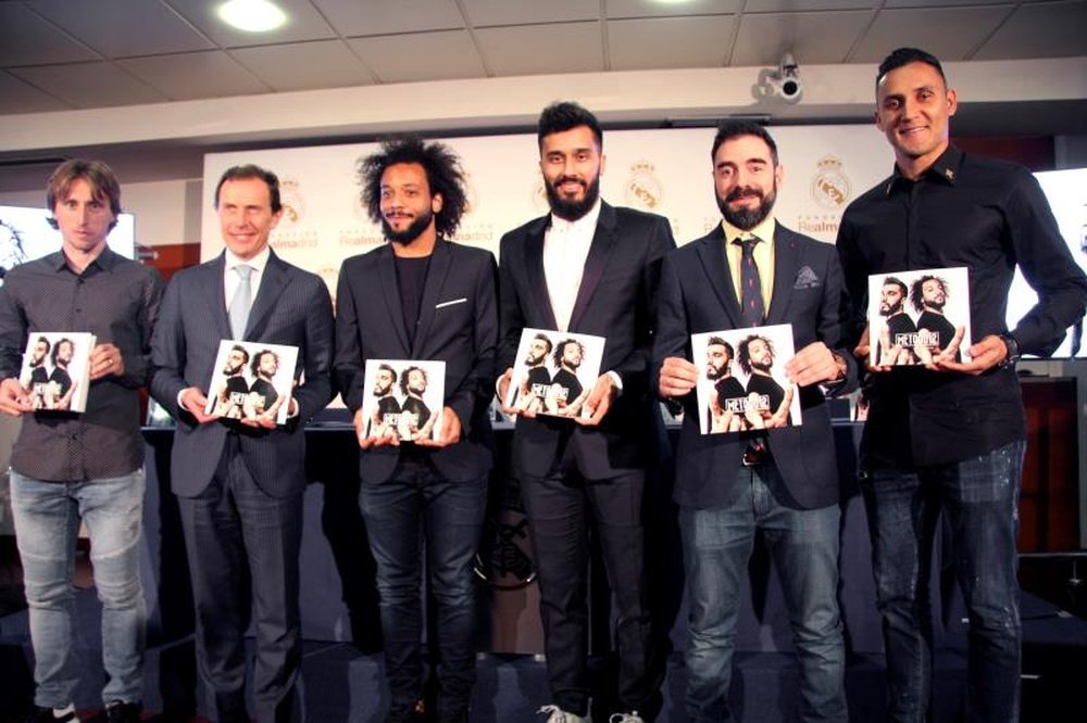 Marcelo estuvo acompañado por Butragueño, Modric y el autor de la obra, entre otros. EFE