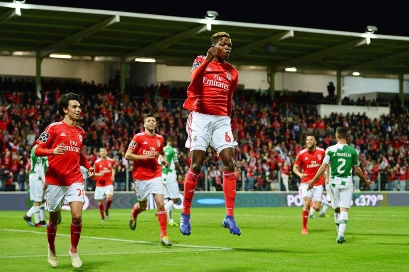 El Benfica vuelve a la cima con goleada