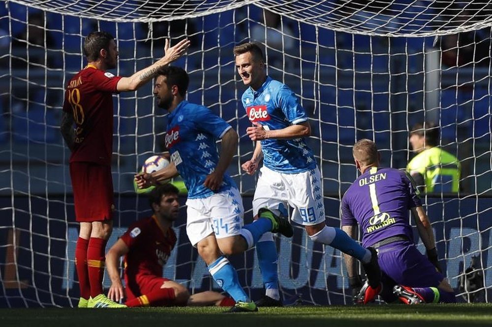 El Nápoles alejó a la Roma de Ranieri de la Champions. EFE