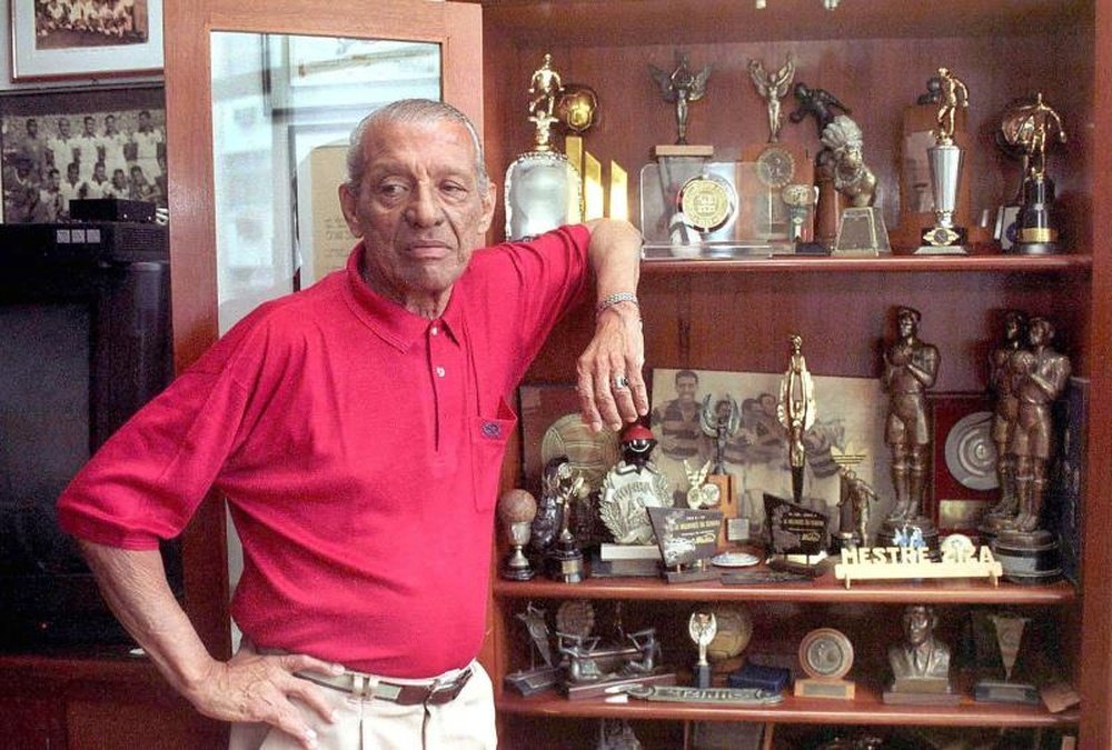 La mascota Zizito, homenaje al goleador Zizinho. EFE