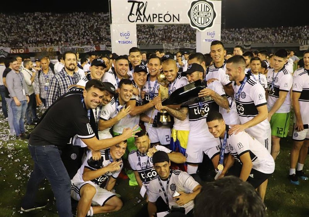 Olimpia volvió a conquistar el cielo paraguayo. EFE