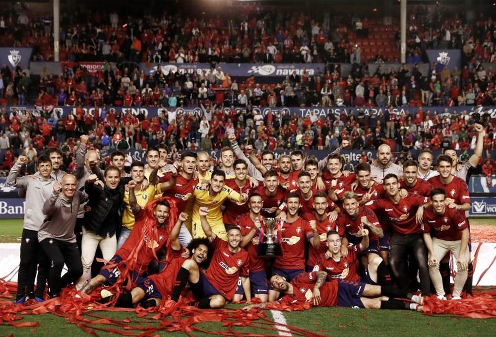 Osasuna recibió la copa de campeón de Segunda tras ganar al Oviedo. EFE