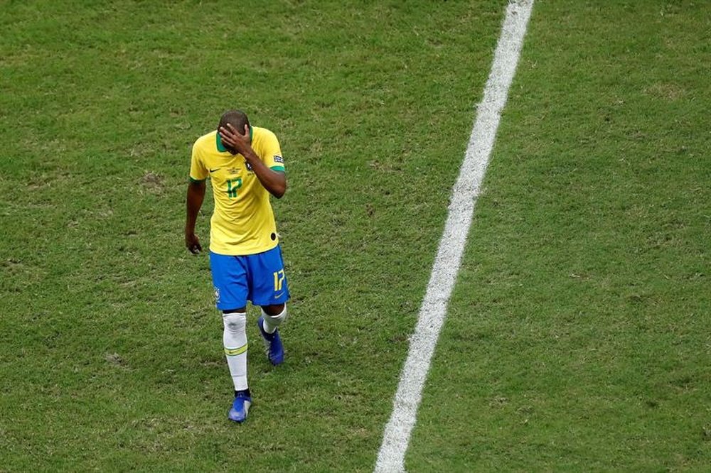 Brasil, con la duda de Fernandinho y la buena noticia de Arthur. EFE