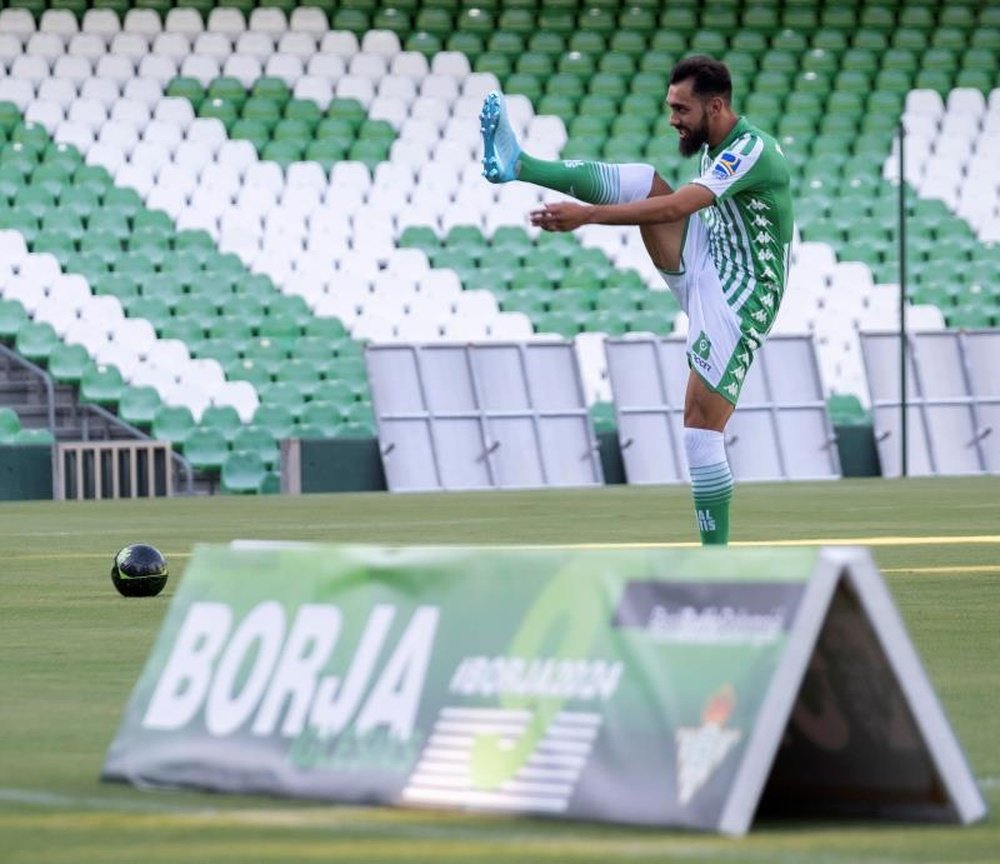 Borja Iglesias debuta ante uno de sus rivales favoritos. EFE