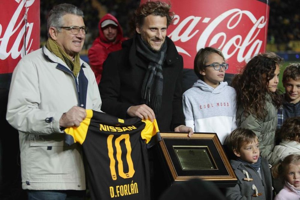 Diego Forlán recibió un bonito homenaje de Peñarol. EFE/Federico Anfitti