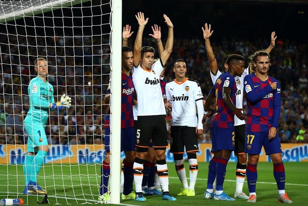 El Valencia sufrió una goleada en el Camp Nou. EFE