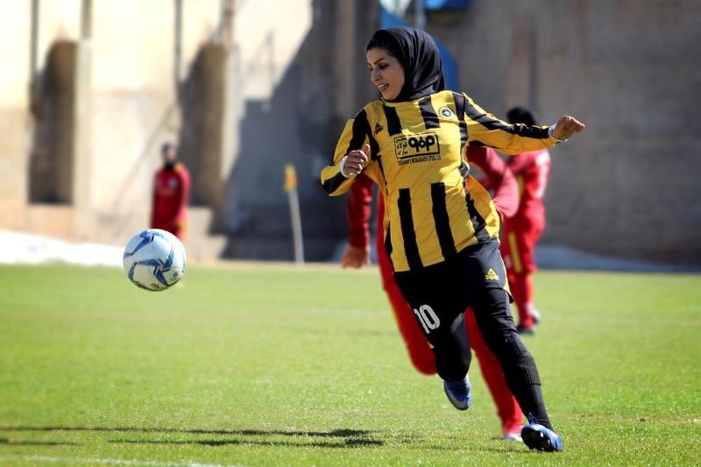 El fútbol femenino avanza a paso lento en Irán. EFE