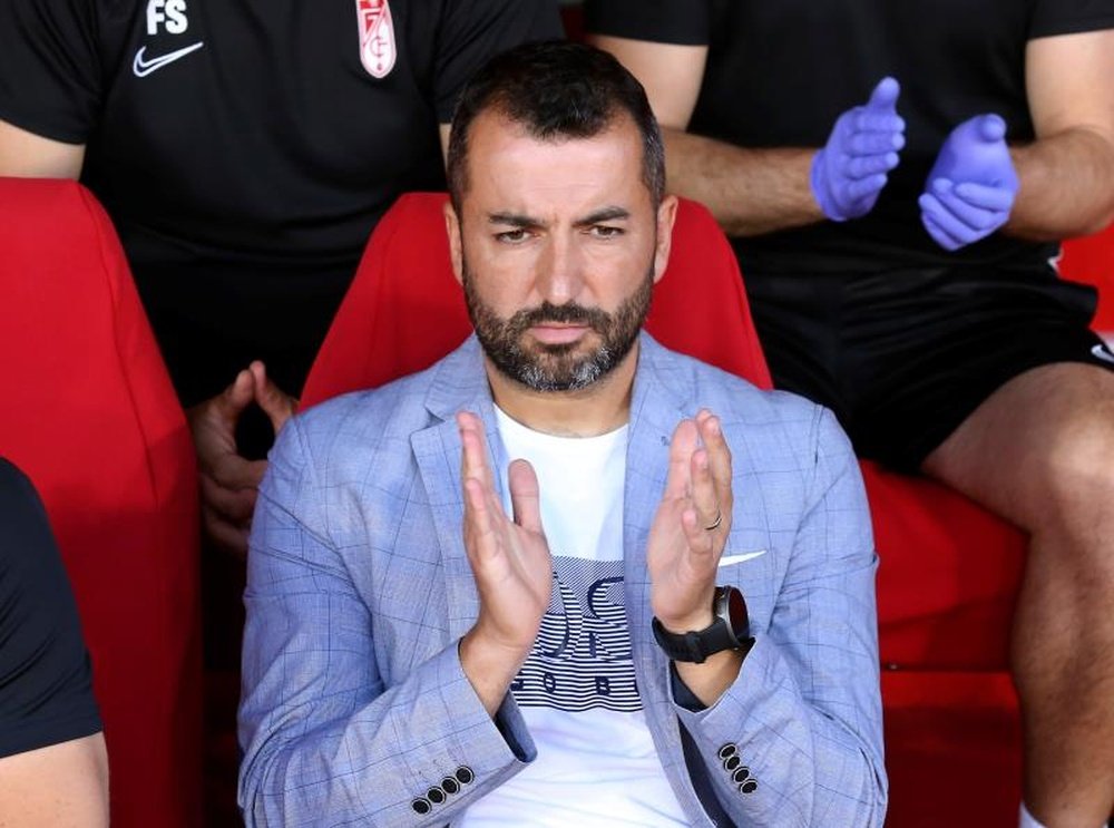 Diego Martínez espera al Granada que venció al Barça. EFE