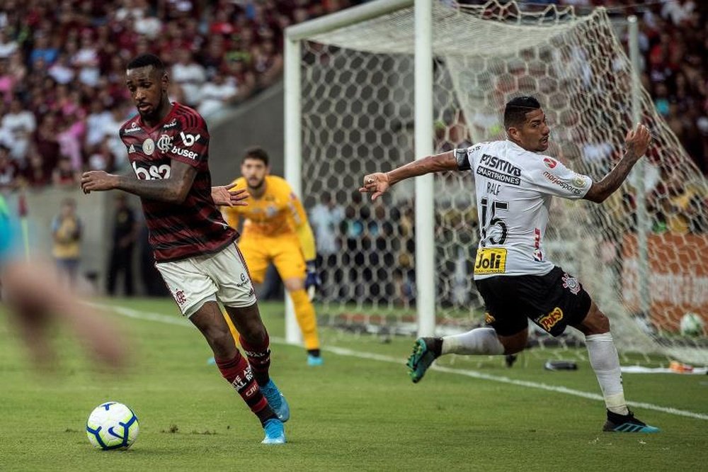 un 'hat trick' de Bruno Henrique hundió a Corinthians. EFE/AntonioLacerda