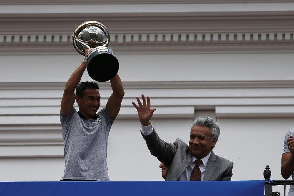 Lenín Moreno recibe al campeón. EFE