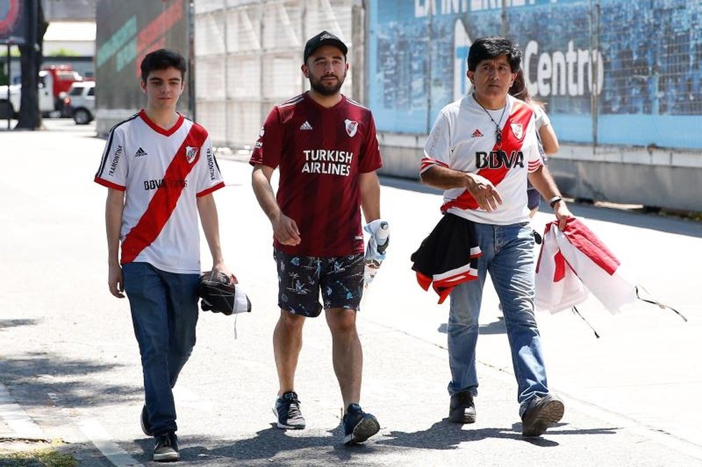 Las bromas de los fans de River a Boca en su viaje a Lima para la final de la Libertadores. EFE
