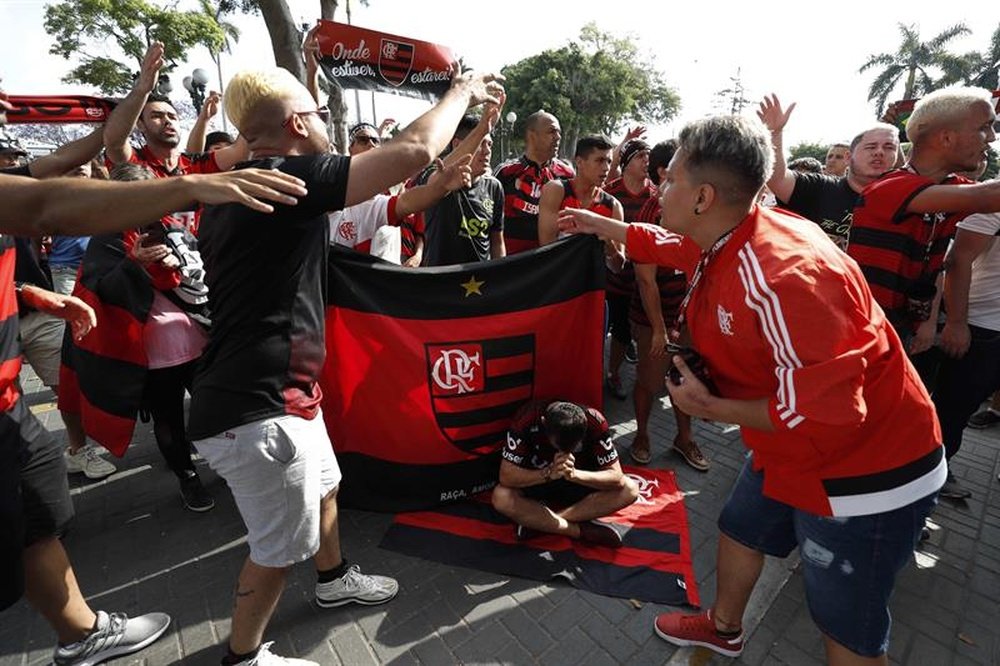 La afición de Flamengo toma las calles de Lima. EFE