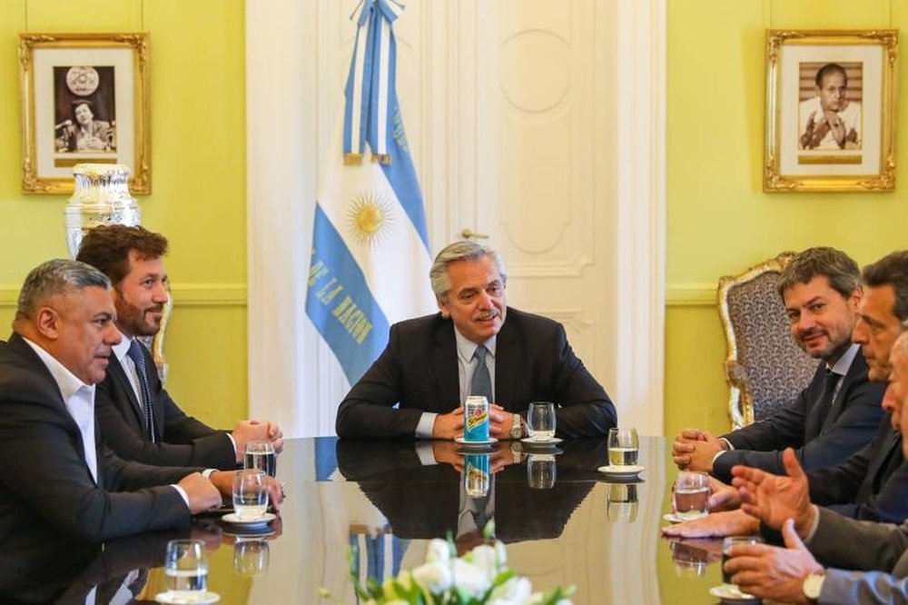 Alberto Fernández hizo de anfitrión con los presidentes de CONMEBOL y AFA. EFE/Esteban Collazo