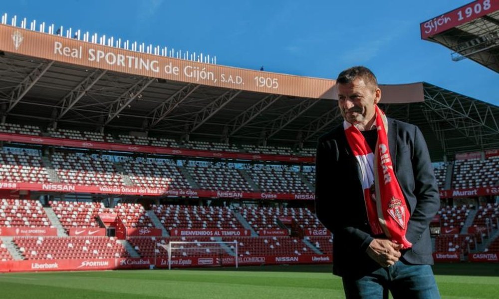 Djukic fue presentado con el Sporting. EFE/ Alberto Morante