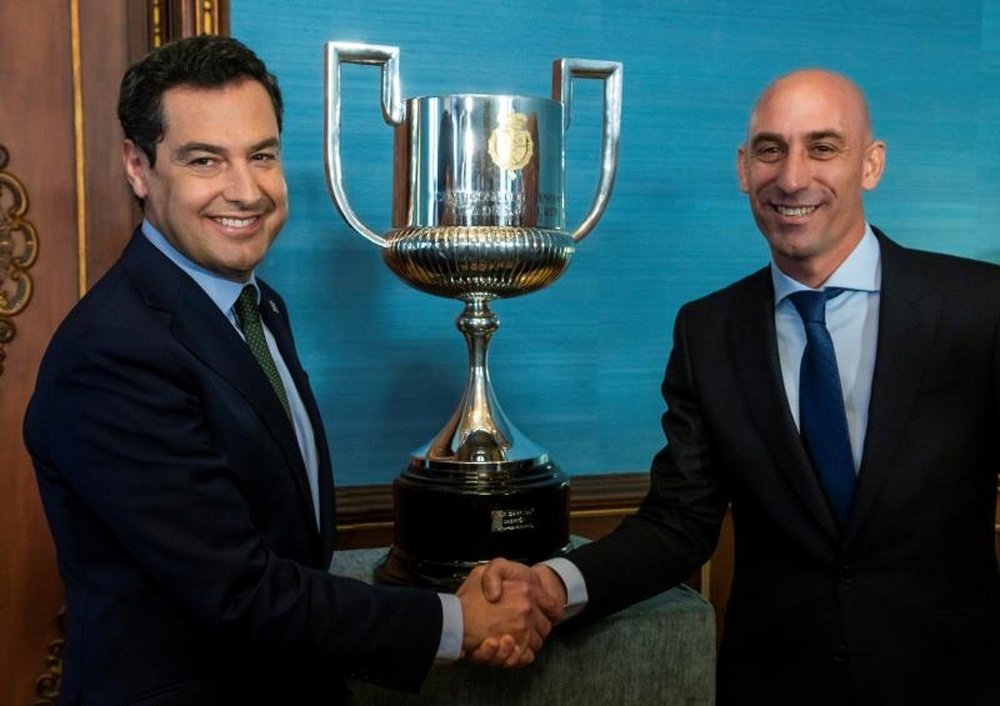 Rubiales hizo entrega del trofeo a Andalucía, lugar en el que se disputará la final de la Copa. EFE