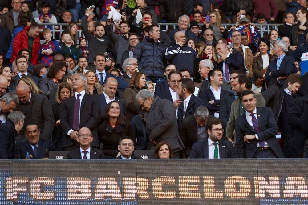 Una pegatina del Madrid, motivo de burla en el Camp Nou. EFE