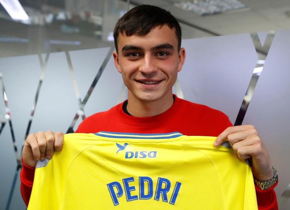 Pedri está centrado en Las Palmas, pero ya imagina cómo será jugar junto a Messi. EFE