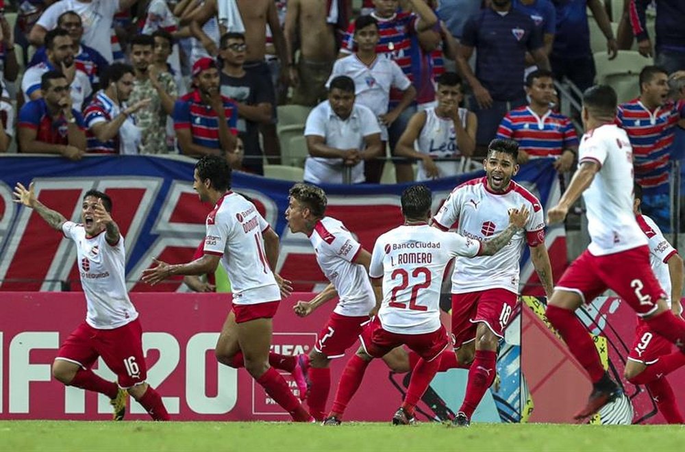 Un gol en propia puerta en el añadido rescata a Independiente. EFE