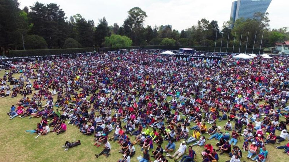 Unos 7.000 mexicano se reunieron en Ciudad de México para ver el 'Clásico'. EFE