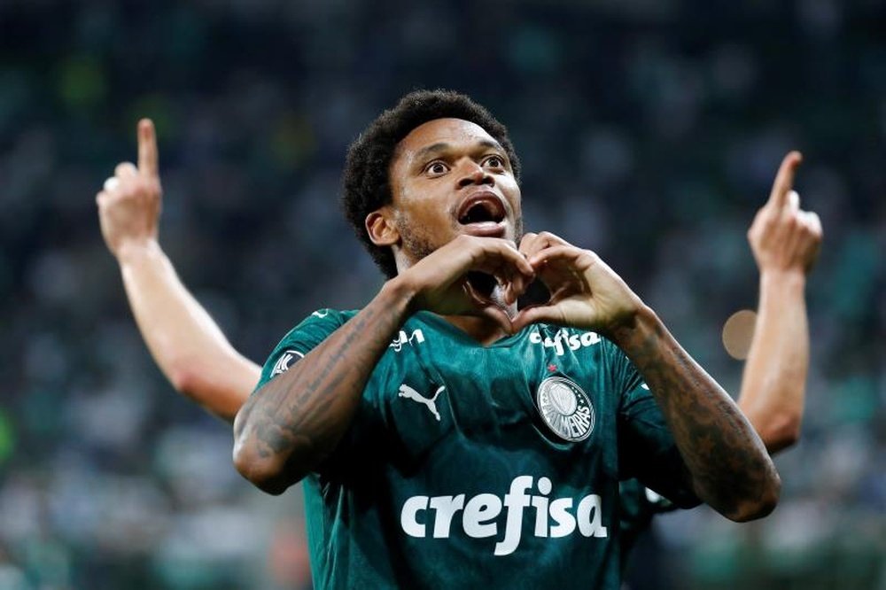 Luiz Adriano se encapricha de la copa más codiciada. EFE/Sebastião Moreira