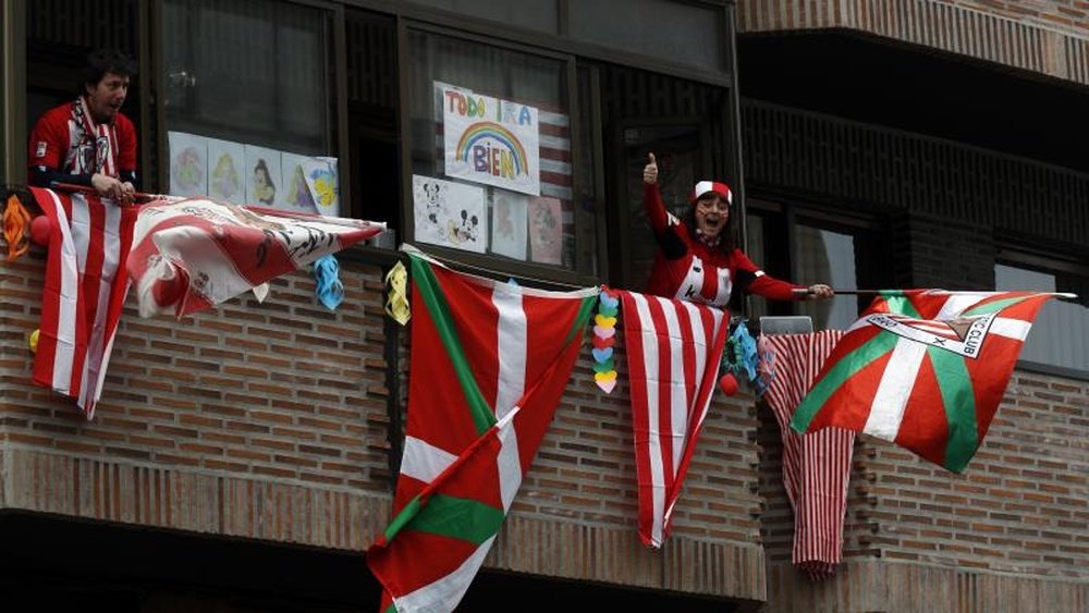 La afición del Athletic cantó el himno desde los balcones. EFE/Luis Tejido