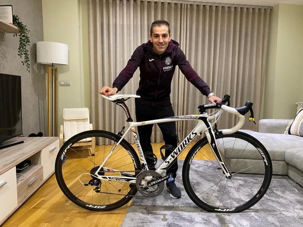 Rubén Peña y una bicicleta muy especial. EFE