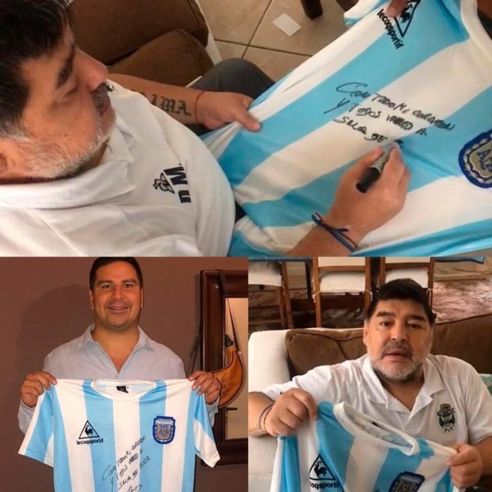 Locura por una camiseta de Maradona. EFE