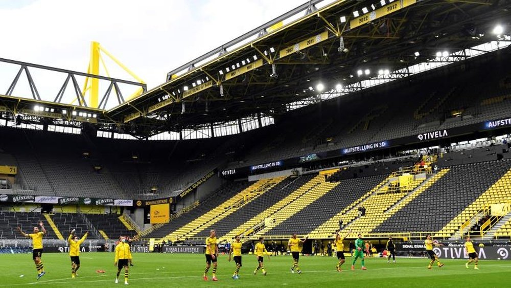 Bonito homenaje del Borussia Dortmund a su gente. EFE