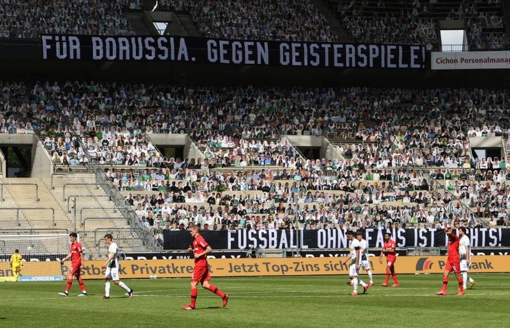 12.000 aficionados de cartón en el Borussia Park. EFE