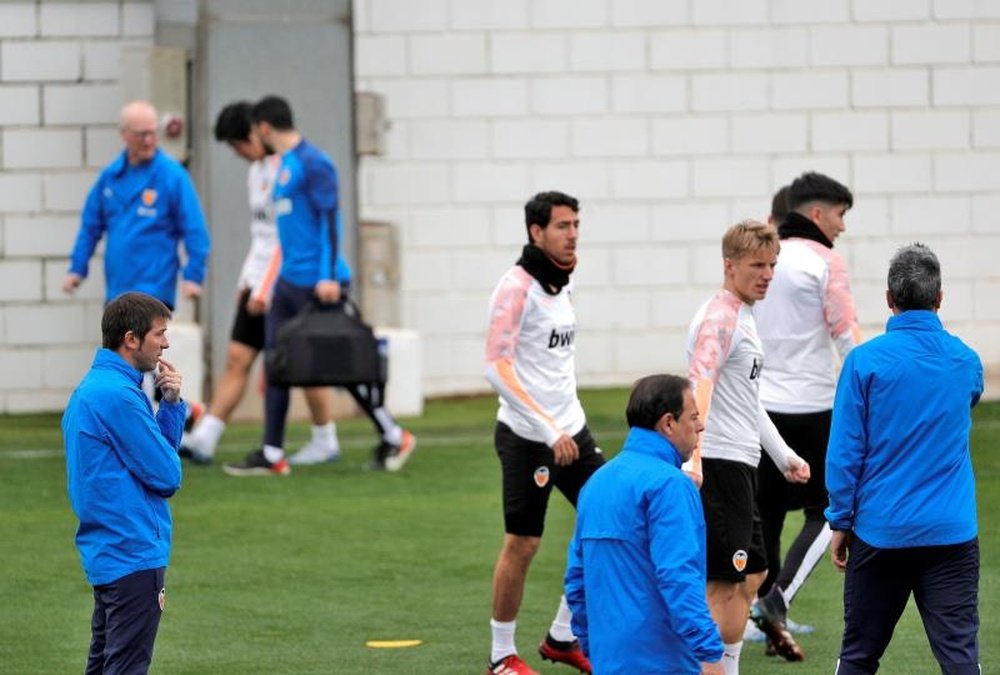 La felicidad del Valencia es poder entrenar en grupo. EFE