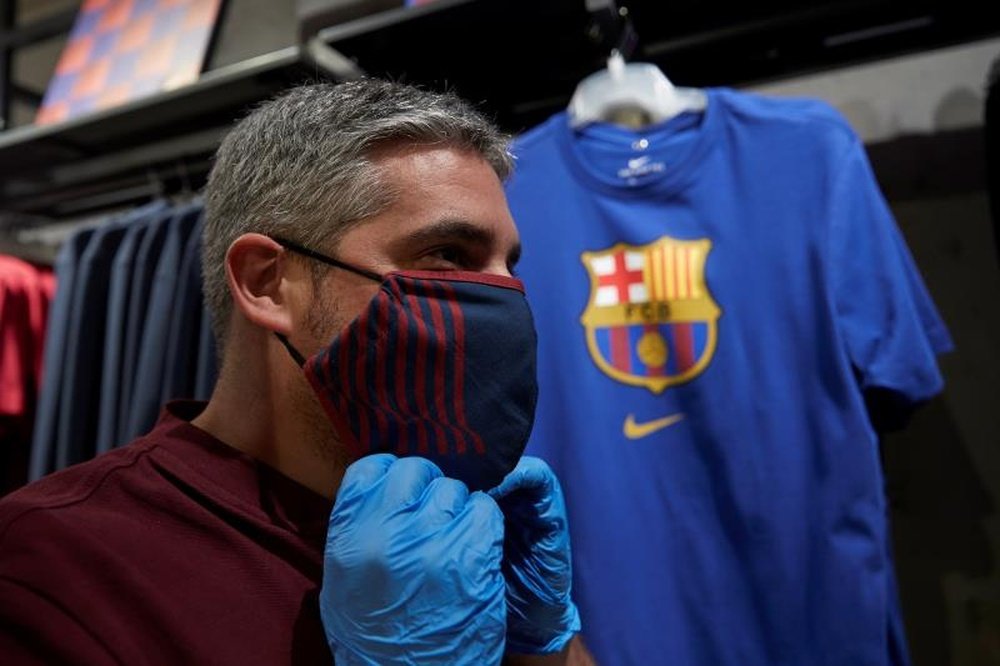 El Barça ya tiene sus propias mascarillas. EFE