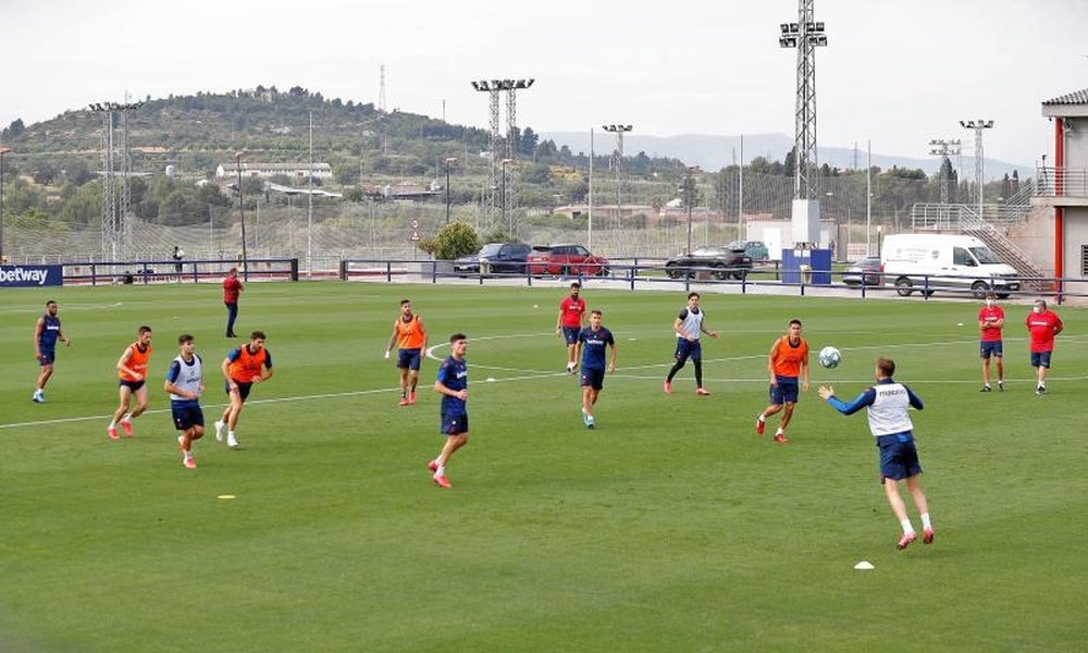 El Levante ya entrena con 14 jugadores y practica con partidillos. EFE/ManuelBruque