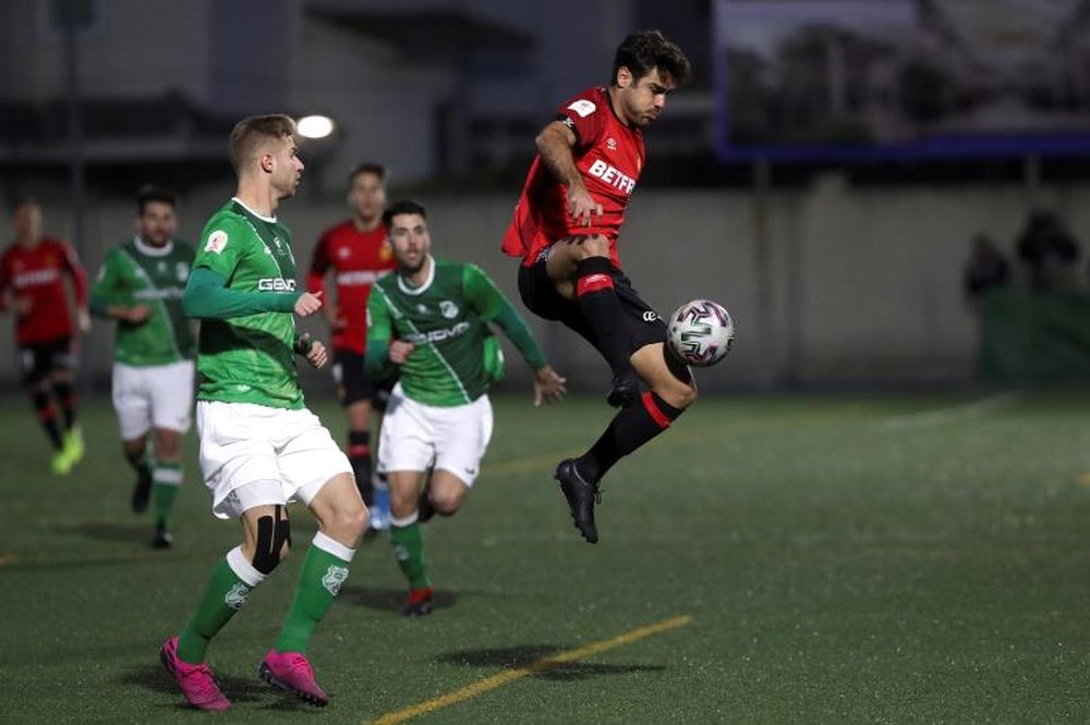 Prats pidió valentía para jugar de tú a tú al Barça. EFE