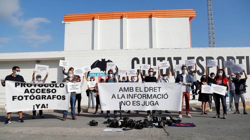 Protesta en la puertas de la ciudad deportiva valencianista. EFE