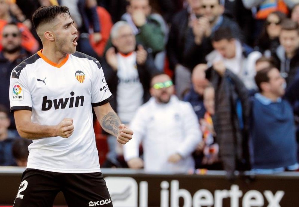 Maxi Gómez confía en que el Valencia acabe en los puestos cabeceros. EFE