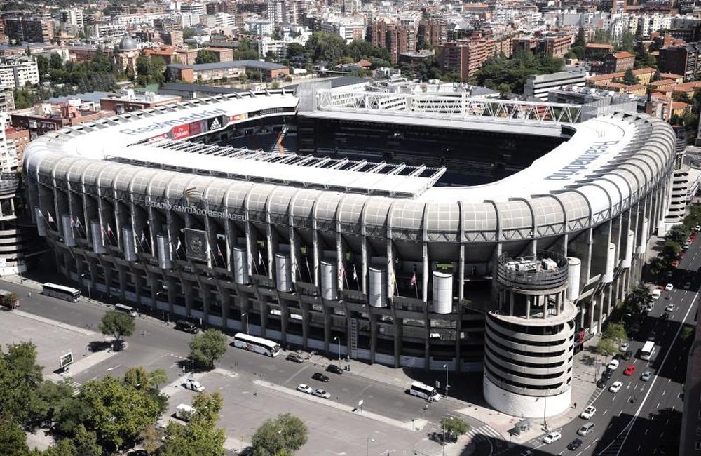 Histórico Santiago Bernabéu desde el día de su inauguración. EFE